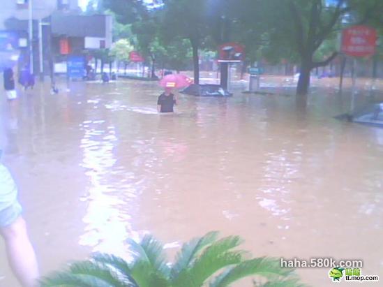 暴雨中惊现撑着小红伞的淡定哥~