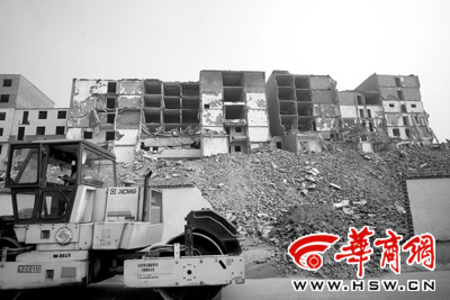 6月10日,西安北郊一正在 拆迁的城中村 本报记者 黄利健 摄